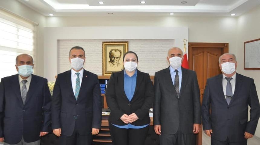 Emekli olan okul m&uuml;d&uuml;rlerine plaket verildi