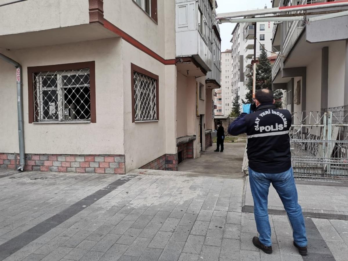 Kız kardeşlerini ekmek bı&ccedil;ağıyla bı&ccedil;akladı