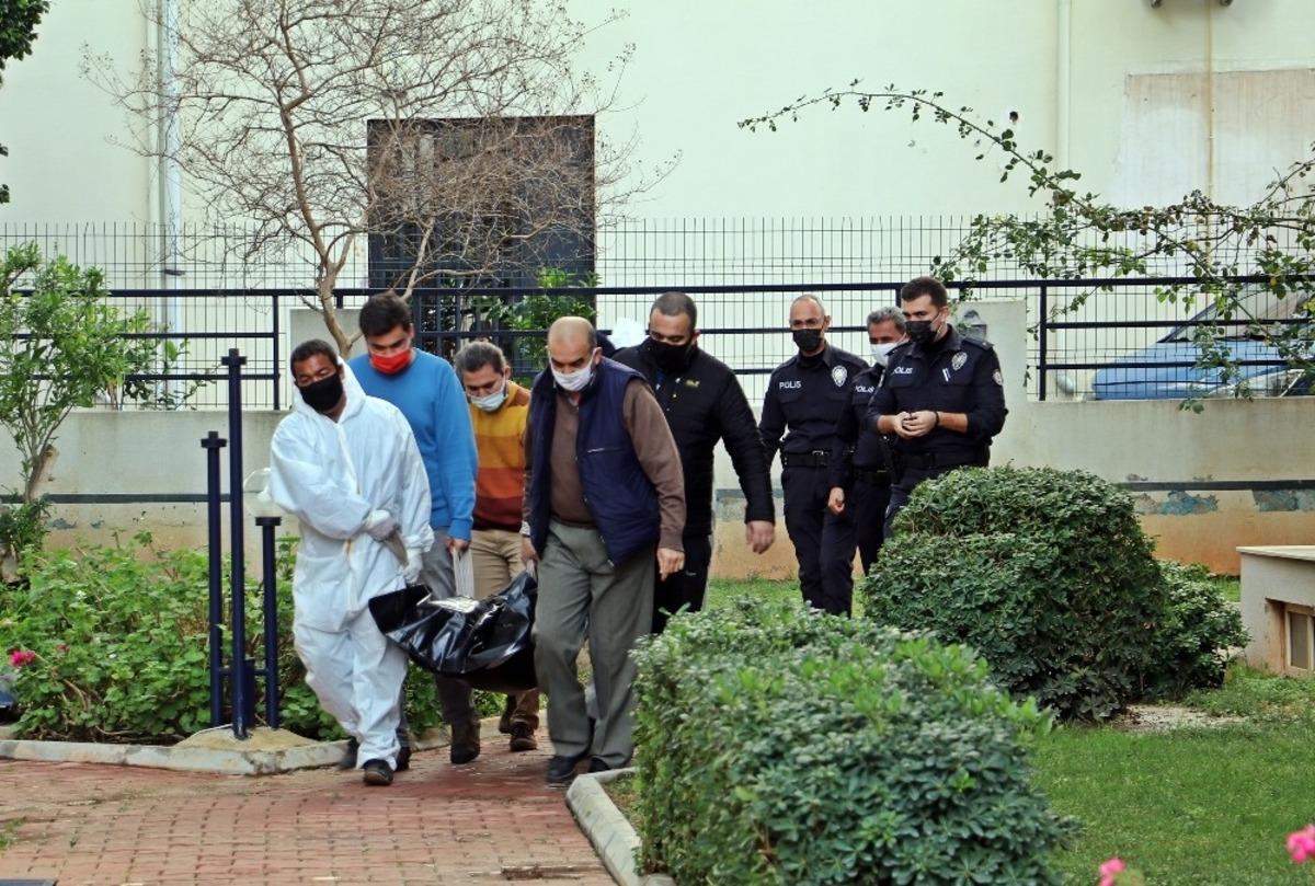 Antalya&rsquo;da emekli &ouml;ğretmen evinde hayatını kaybetti