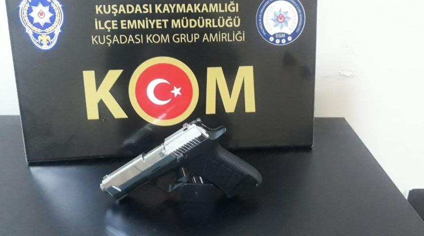 Ş&uuml;phe &uuml;zerine durdurulan ara&ccedil;tan ruhsatsız silah ve mermi &ccedil;ıktı