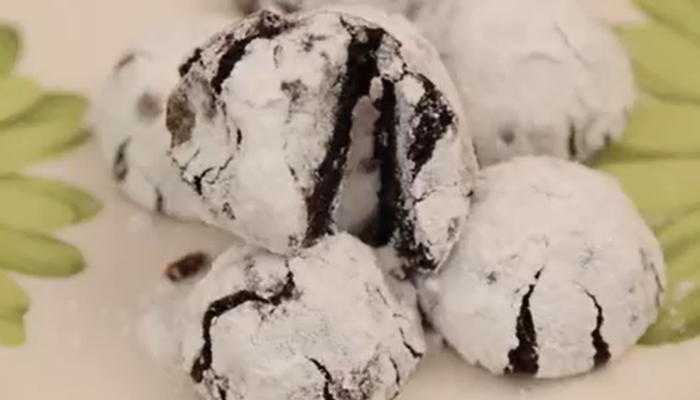 İçi akışkan, dışı sert: Lezzetinden çatır çatır çatlayan kakaolu çatlak kurabiye tarifi!