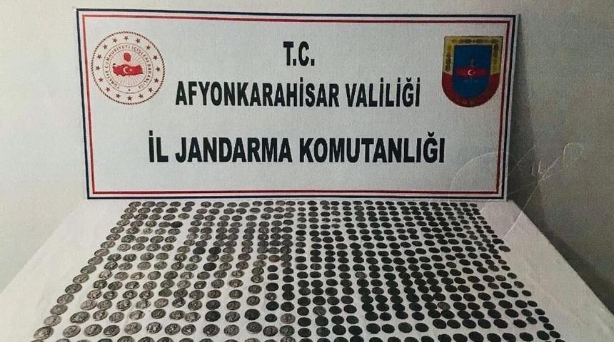 Poşette taşıdıkları 594 adet tarihi sikke ile yakalandılar