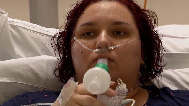 Koronavirüs nedeniyle hastaneye kaldırılan 34 yaşındaki Alexandra Constantin, yeni tedavinin 3. faz denemeler kapsamında uygulandığı ilk kişi oldu.