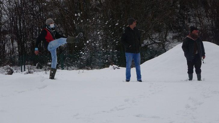Uşak’a mevsimin ilk karı yağdı G1