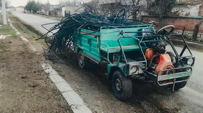 Direğe g&uuml;c&uuml; yetmeyince par&ccedil;alarını &ccedil;aldı