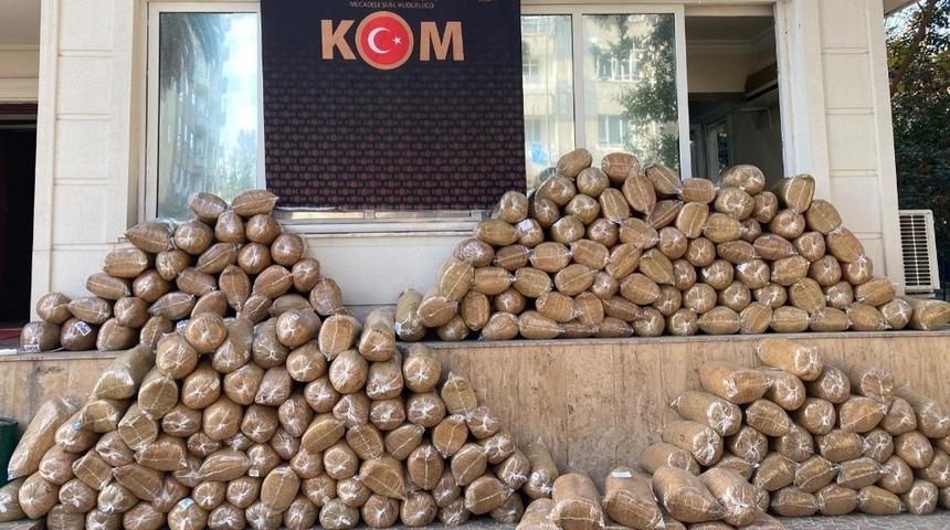 Osmaniye&rsquo;de 1 ton 392 kilo ka&ccedil;ak t&uuml;t&uuml;n ele ge&ccedil;irildi