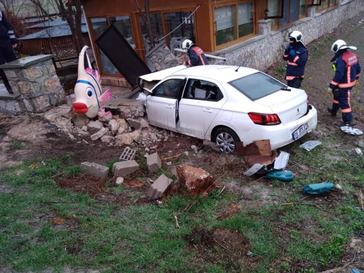 Ankara&rsquo;da bah&ccedil;e duvarına &ccedil;arpan aracın s&uuml;r&uuml;c&uuml;s&uuml; hayatını kaybetti