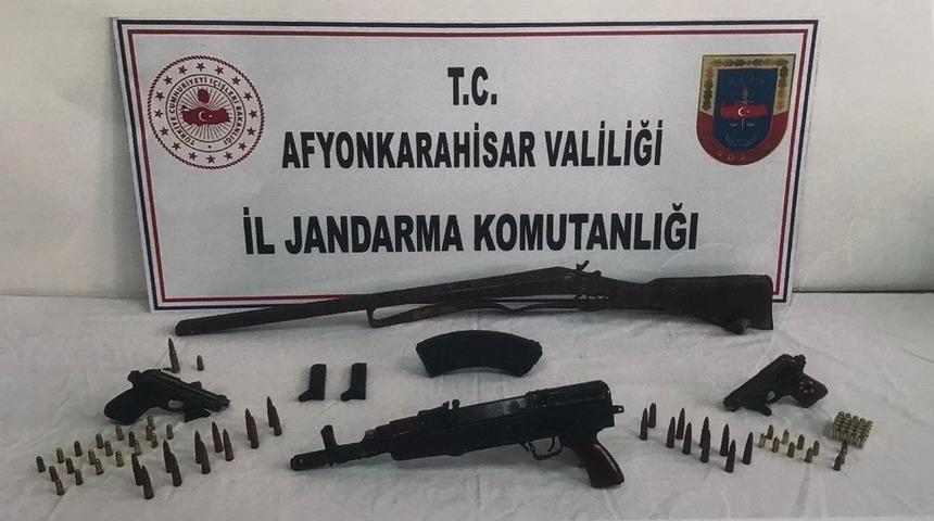 Kalaşnikof satmaya &ccedil;alışırken yakalandılar