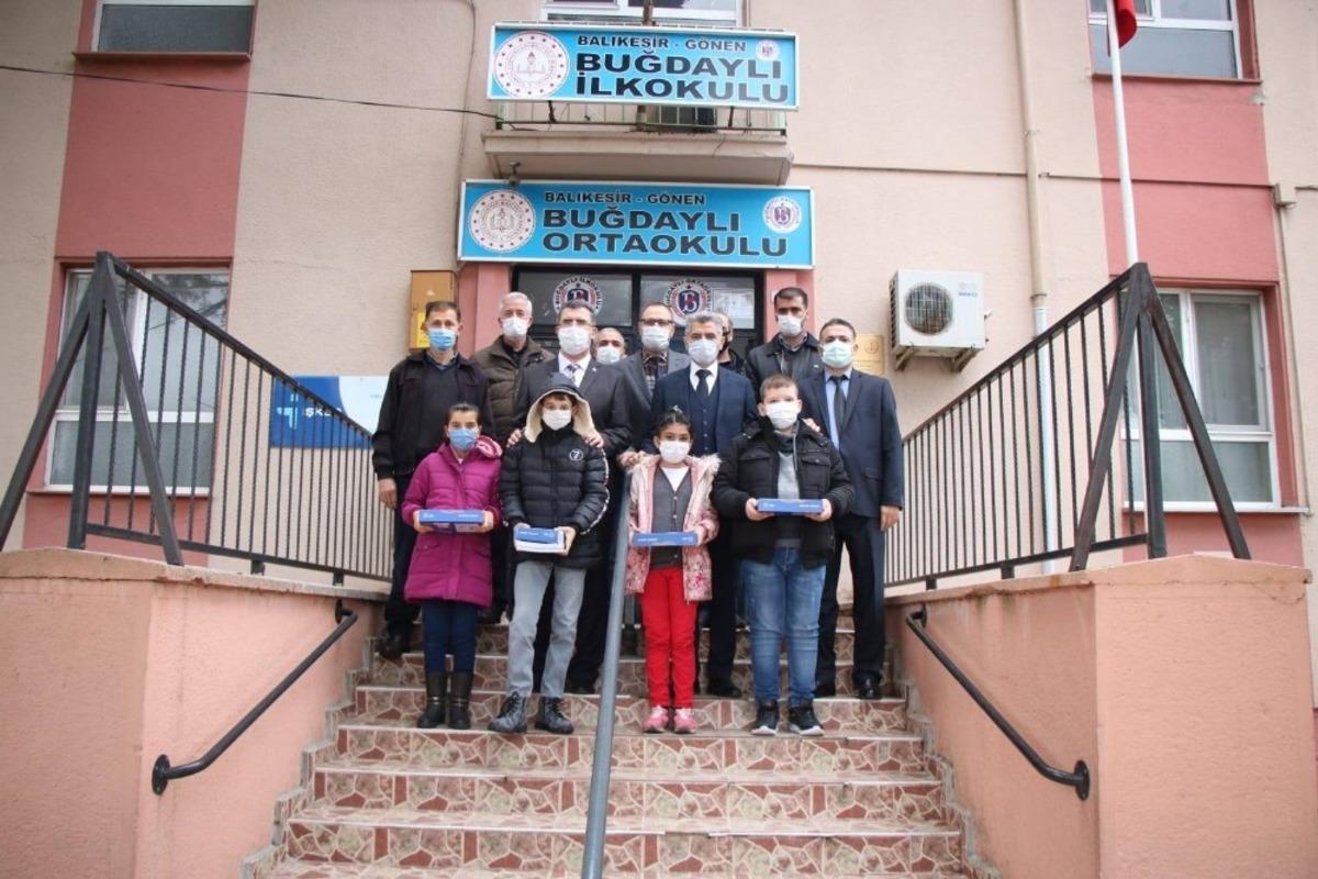 G&ouml;nen&rsquo;de &Ouml;ğrencilere tablet dağıtıldı