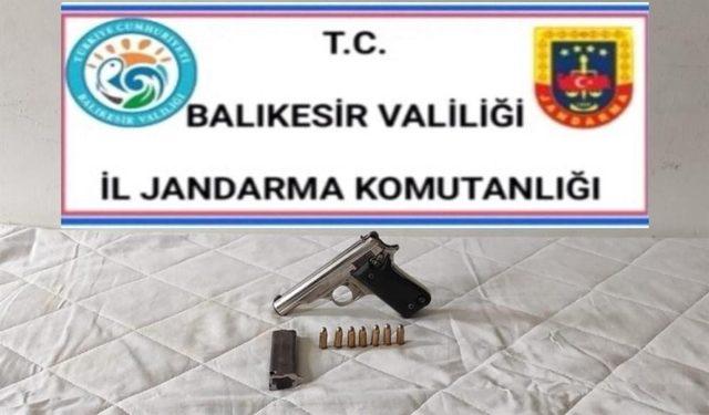 Balıkesir’de jandarma 30 aranan şahsı yakaladı