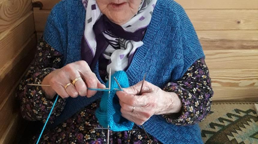 Zeliha ninenin &ouml;rd&uuml;ğ&uuml; y&uuml;n &ccedil;oraplar Mehmet&ccedil;iğin i&ccedil;ini ısıttı