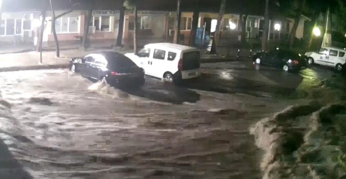Manisa&rsquo;da sel felaketinin şiddeti g&uuml;venlik kamerasına yansıdı