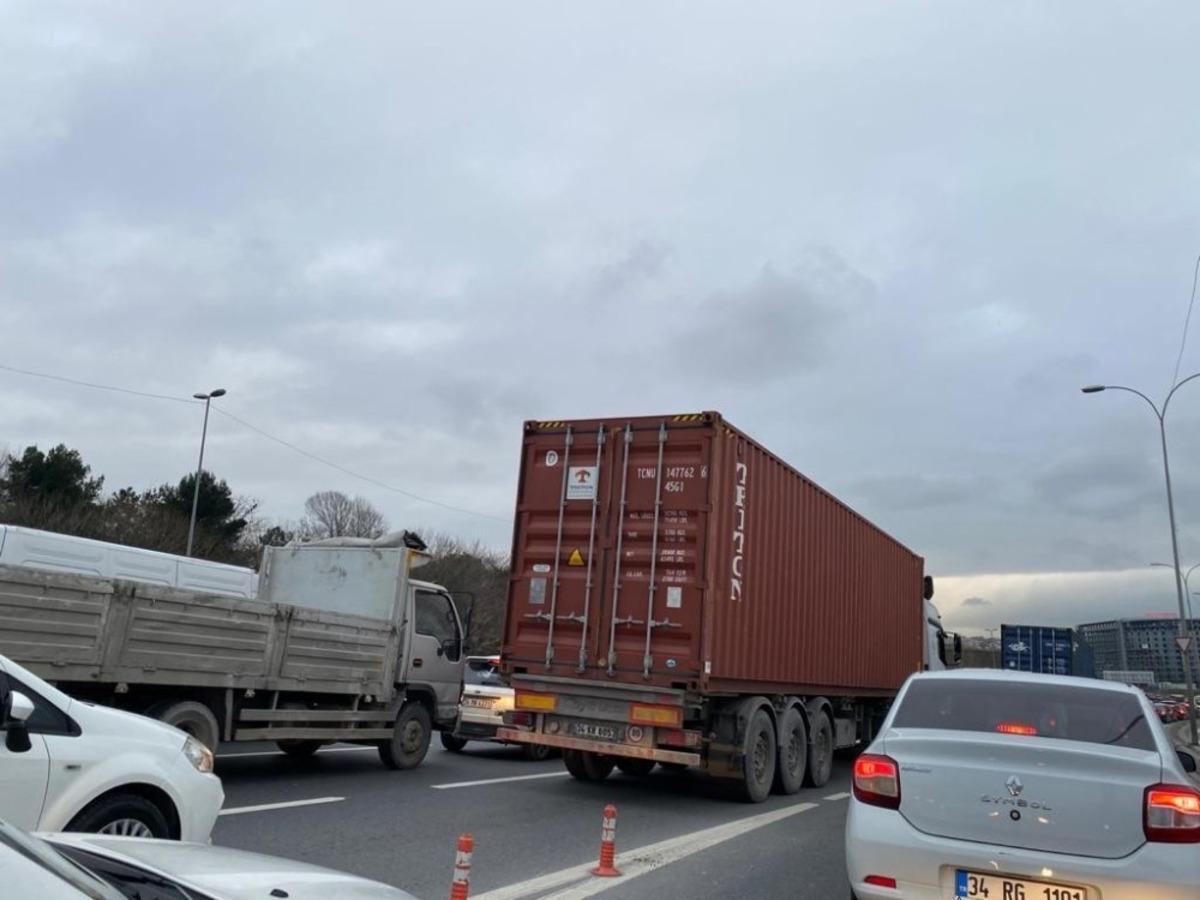 İstanbul&rsquo;da yasağa uymayan ağır tonajlı ara&ccedil;lar trafiğe neden oluyor
