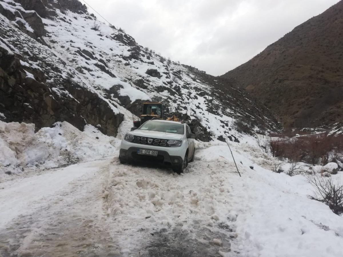 Arızadan d&ouml;nen VEDAŞ ekiplerinin &ouml;n&uuml;ne &ccedil;ığ d&uuml;şt&uuml;