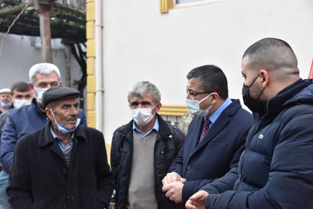 Başkanı &Ouml;z,  evi yanan  k&ouml;yl&uuml;y&uuml; ziyaret etti