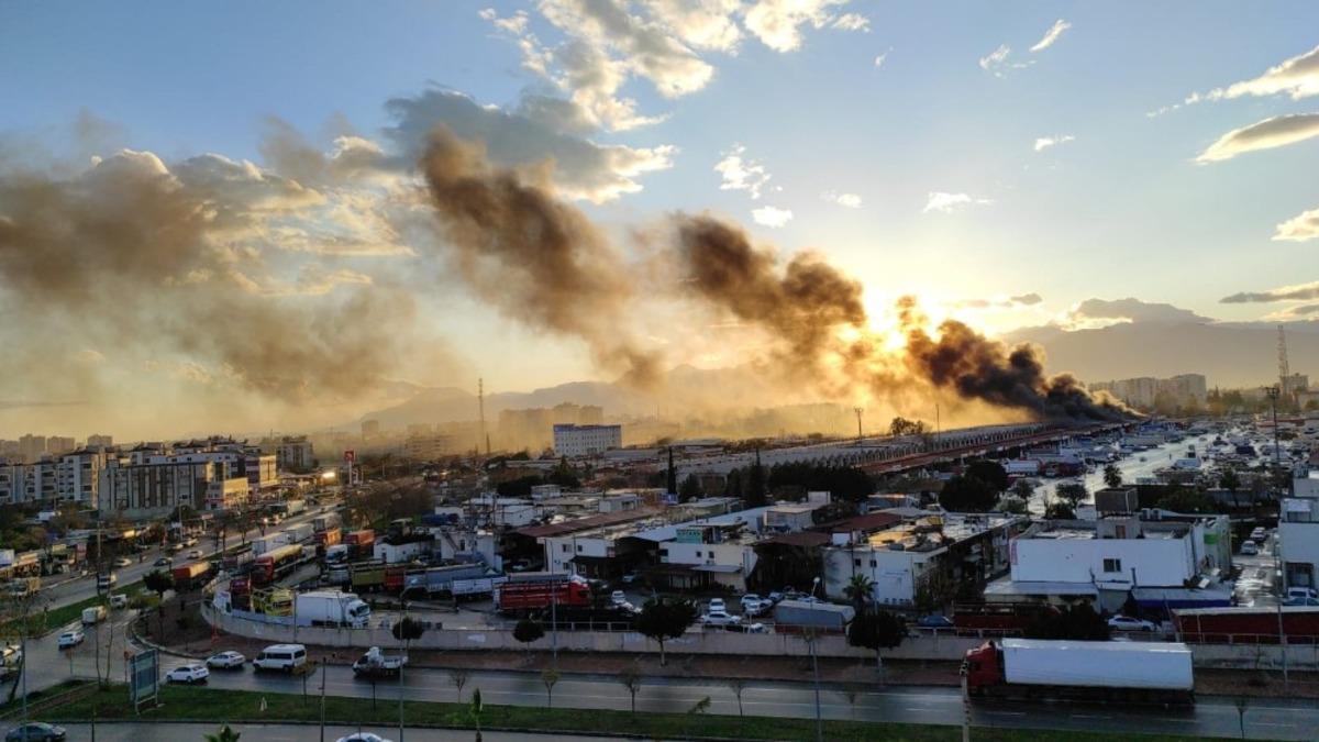 Antalya Toptancı Hali&rsquo;nde korkutan yangın