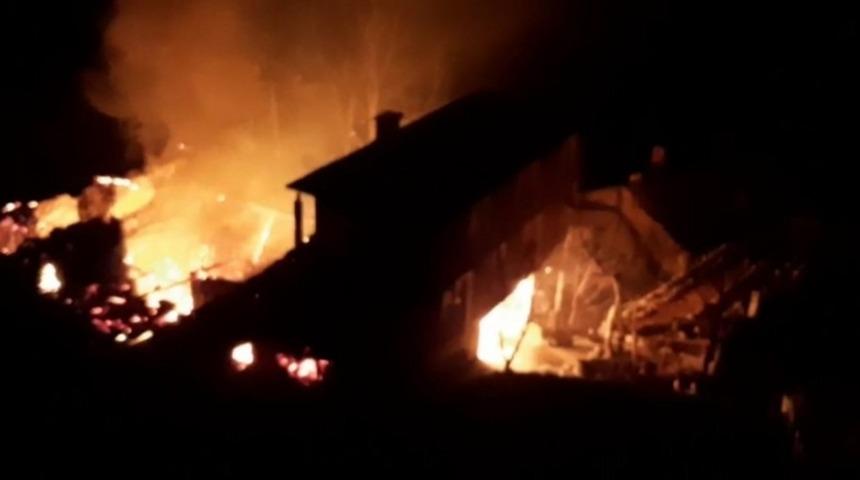 Trabzon'da korkutan yangın! 10 eve sı&ccedil;radı