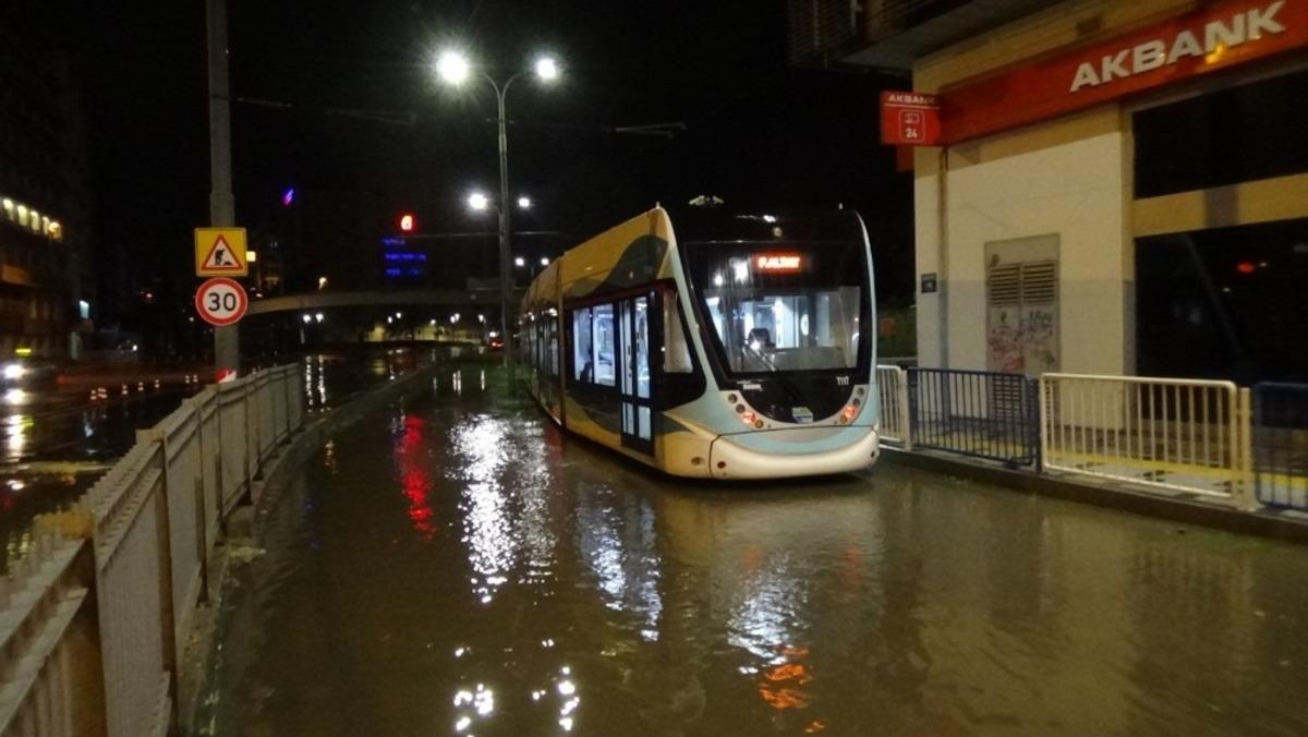 İzmir&rsquo;de sağanak yağışın bilan&ccedil;osu: 212 iş yeri ve haneyi su bastı