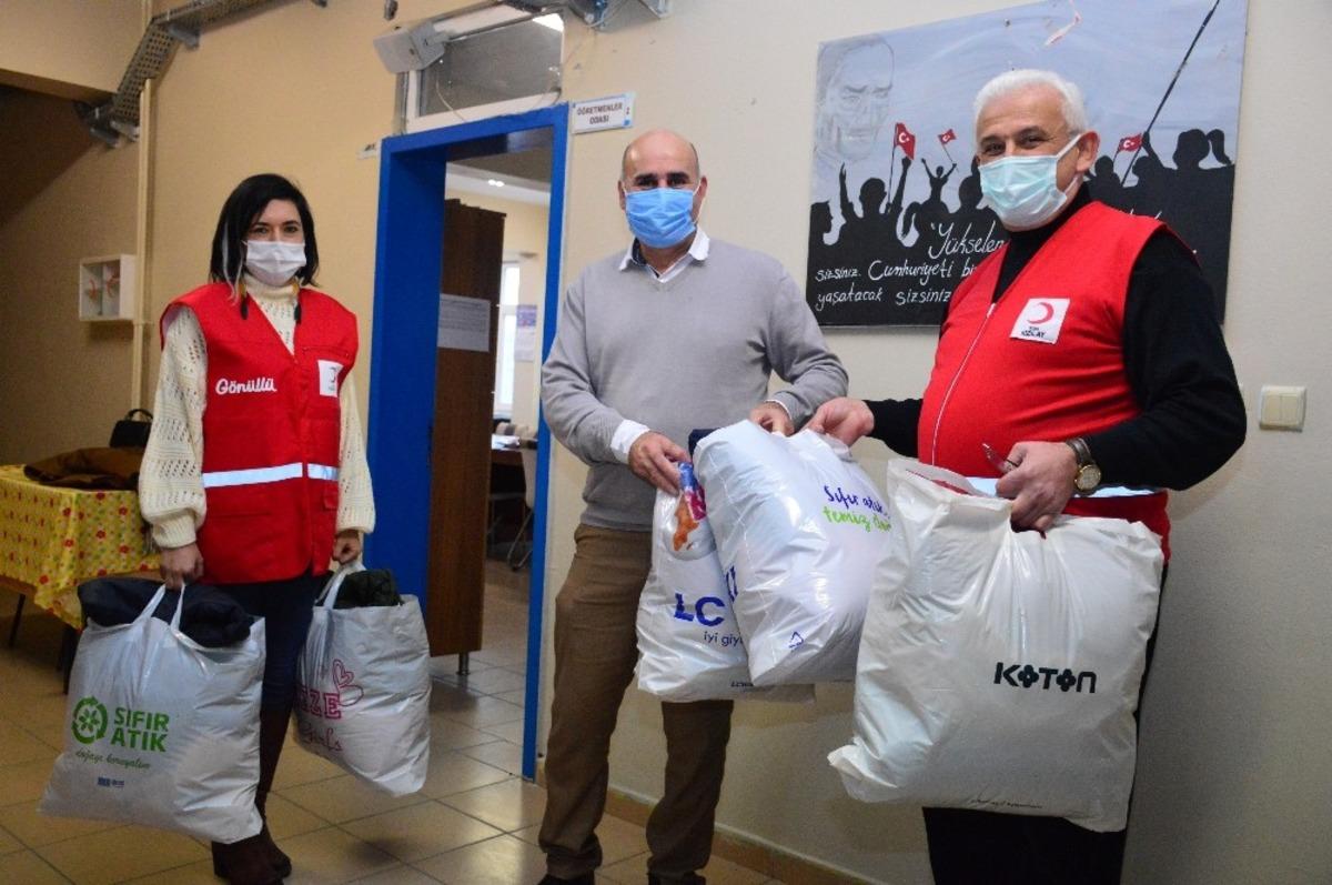 T&uuml;rk Kızılay Karasu Şubesi&rsquo;nden 17 &ouml;ğrenciye mont