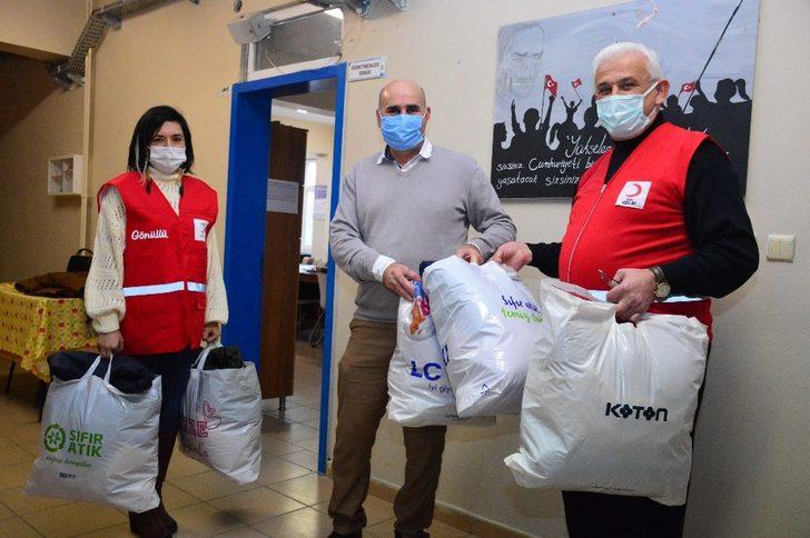 Türk Kızılay Karasu Şubesi’nden 17 öğrenciye mont G1