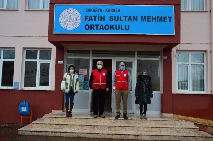 Türk Kızılay Karasu Şubesi’nden 17 öğrenciye mont G3