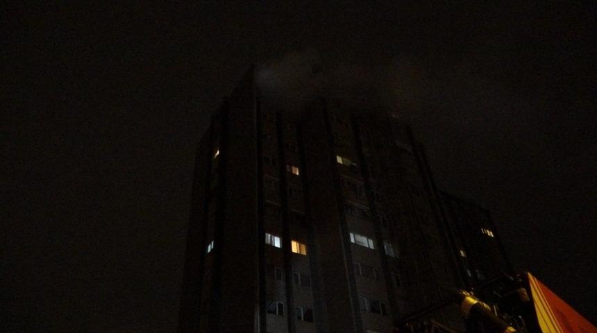 Ataşehir'de dehşet! Kız arkadaşının ellerini bağlayıp dairede yangın &ccedil;ıkardı