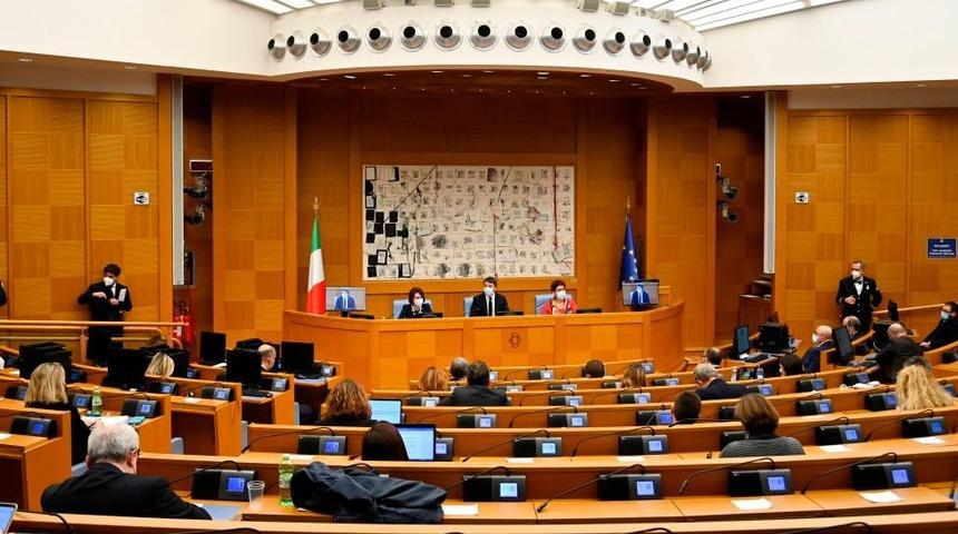 İtalya'da h&uuml;k&uuml;met krizi: Koalisyonun k&uuml;&ccedil;&uuml;k ortağı bakanlarını &ccedil;ekti