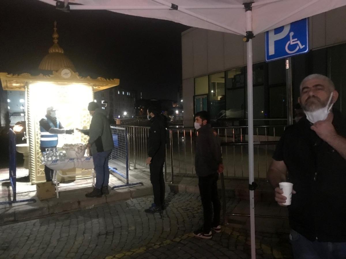 Sultangazi Belediyesi&rsquo;nden sağlık &ccedil;alışanlarına sıcak &ccedil;orba ikramı