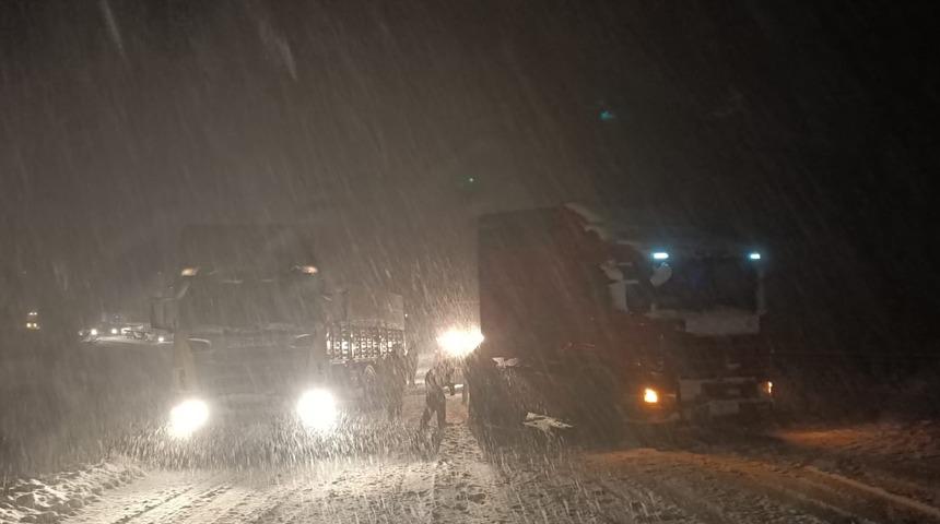 Sivas-Tokat kara yolu yoğun kar yağışı dolayısıyla trafiğe kapandı
