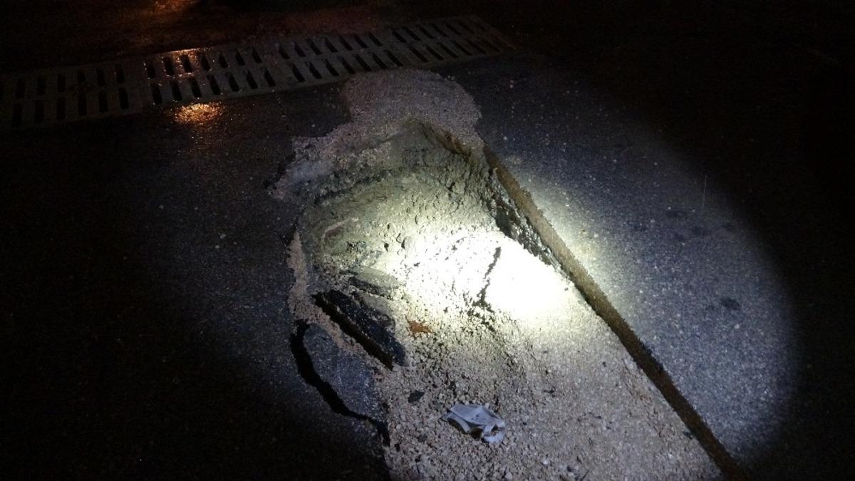 Kozan&rsquo;da sağanak nedeniyle istinat duvarı ve yol &ccedil;&ouml;kt&uuml;