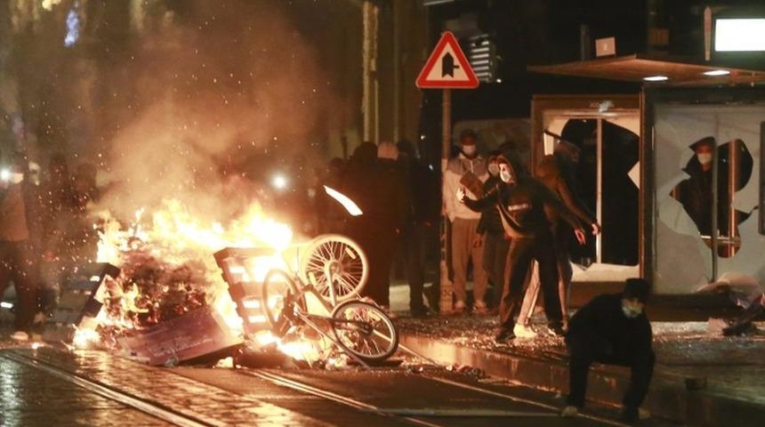 Br&uuml;ksel'de g&ouml;zaltına alındıktan sonra &ouml;len gen&ccedil; i&ccedil;in d&uuml;zenlenen protestoda &ccedil;atışma