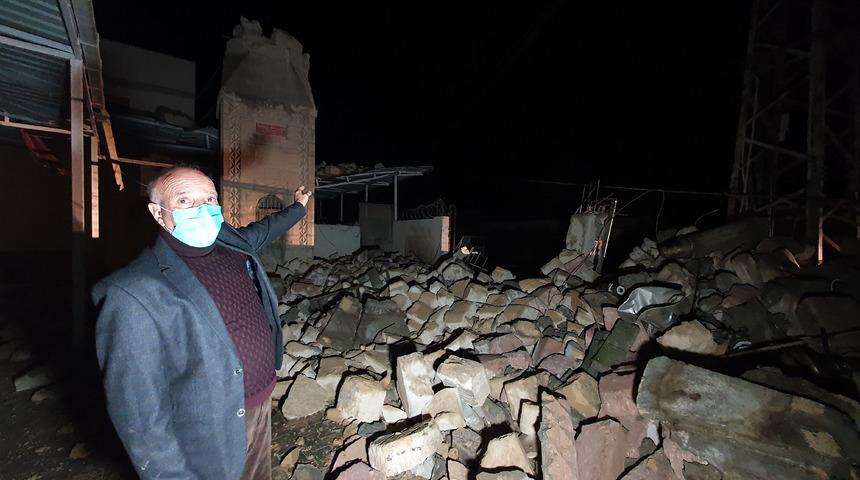 Adana'da fırtınada yıkılan caminin minaresi trafonun &uuml;zerine devrildi