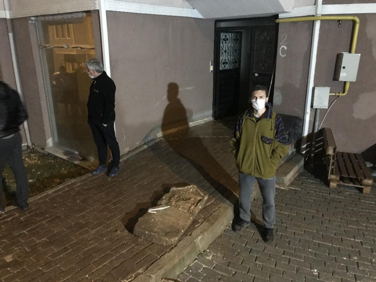 İnşaat &ccedil;alışmasını balkondan izleyen vatandaşın dikkatiyle tarihi mezar steli bulundu