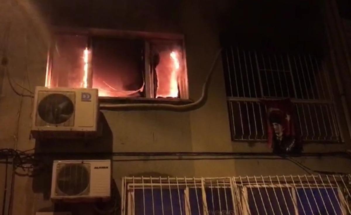 İzmir&rsquo;de ev yangınında mahsur kalan anne ve kızı kurtarıldı