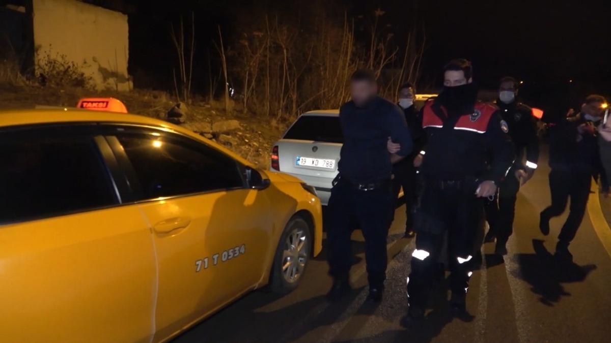 Polisin &rsquo;dur&rsquo; ihtarına uymayıp ters y&ouml;ne girdi, 4 yaşındaki kızının canını tehlikeye soktu: Araziye attığı poşetten 2 kilogram uyuşturucu &ccedil;ıktı