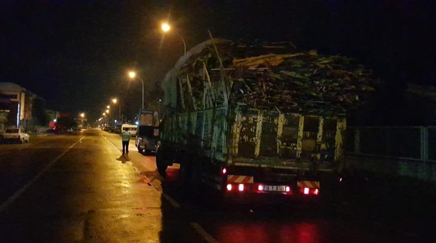 Bursa'da tahtaları yola sa&ccedil;arak ilerleyen kamyonun s&uuml;r&uuml;c&uuml;s&uuml;ne ceza kesildi