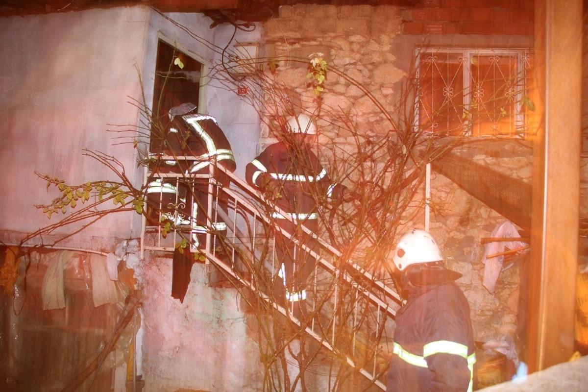 Kula&rsquo;da &ccedil;ıkan yangında &uuml;&ccedil; ev k&uuml;le d&ouml;nd&uuml;