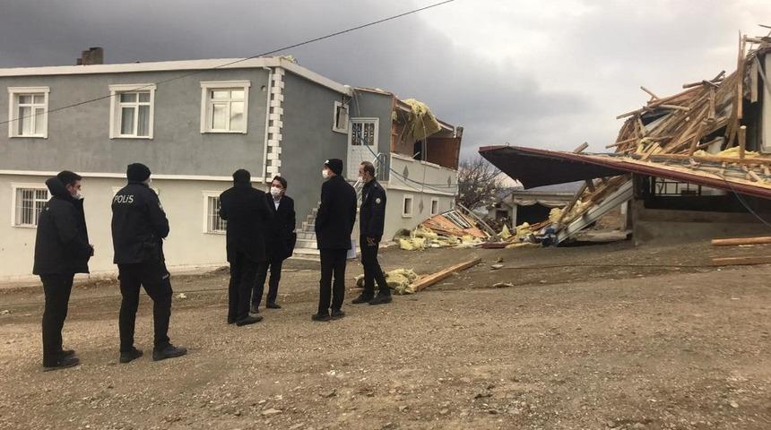 Fırtınanın u&ccedil;urduğu &ccedil;atılardan ka&ccedil;an insanların panik anları g&uuml;venlik kamerasına yansıdı