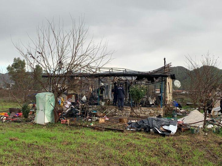 Evleri yanan aileye AK Parti İlçe yönetiminden acil destek ziyareti G2