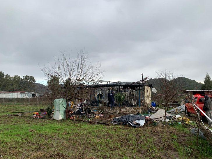 Evleri yanan aileye AK Parti İlçe yönetiminden acil destek ziyareti G3