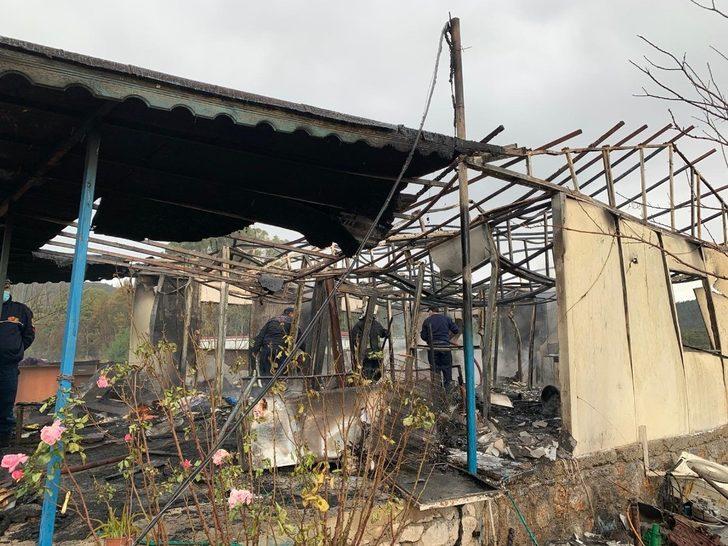 Evleri yanan aileye AK Parti İlçe yönetiminden acil destek ziyareti G4