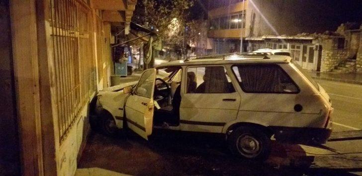 Freni boşalan otomobil duvara çarptı: 3 yaralı G2