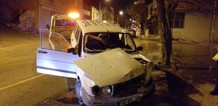 Freni boşalan otomobil duvara çarptı: 3 yaralı G3