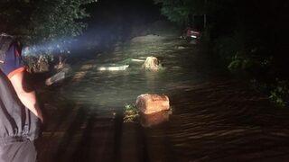 Rize'de dereler taştı, bir aile mahsur kaldı