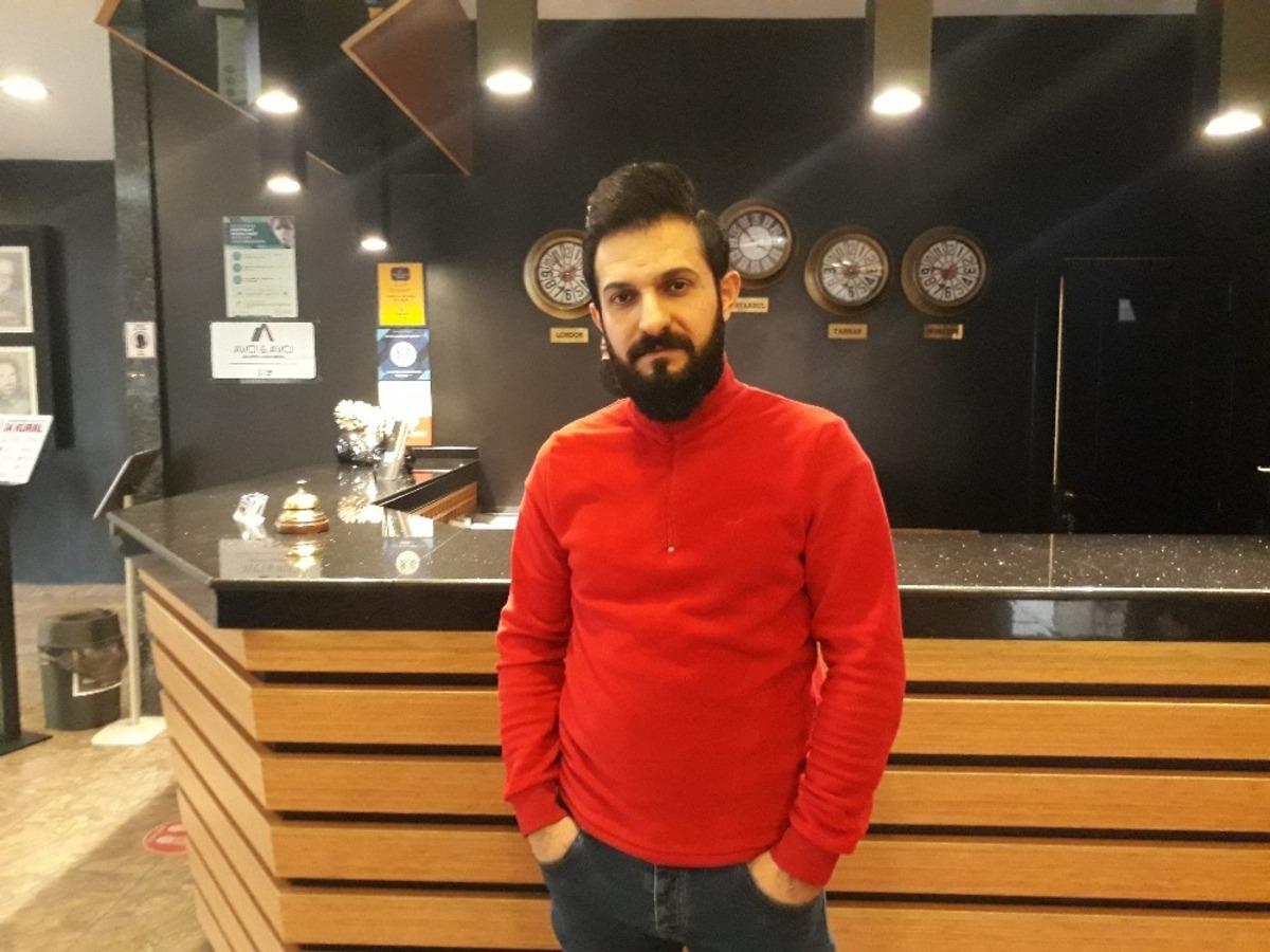 Otel&rsquo;de &ccedil;alışan kat g&ouml;revlisi, yastık altında bulduğu 10 bin doları sahibine teslim etti