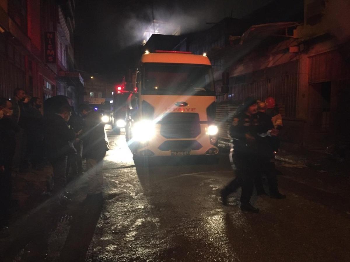 Boyahanede &ccedil;ıkan yangın korkuttu