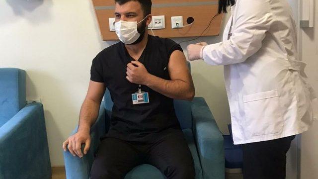 Çukurca’da ilk korona virüs aşısı yapılmaya başlandı