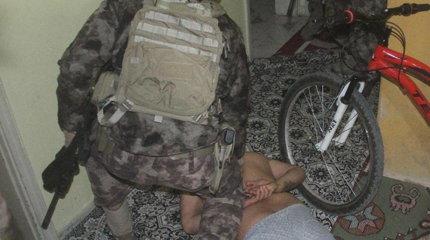 Komiserli, polisli su&ccedil; &ouml;rg&uuml;t&uuml; darphane gibi &ccedil;ıktı