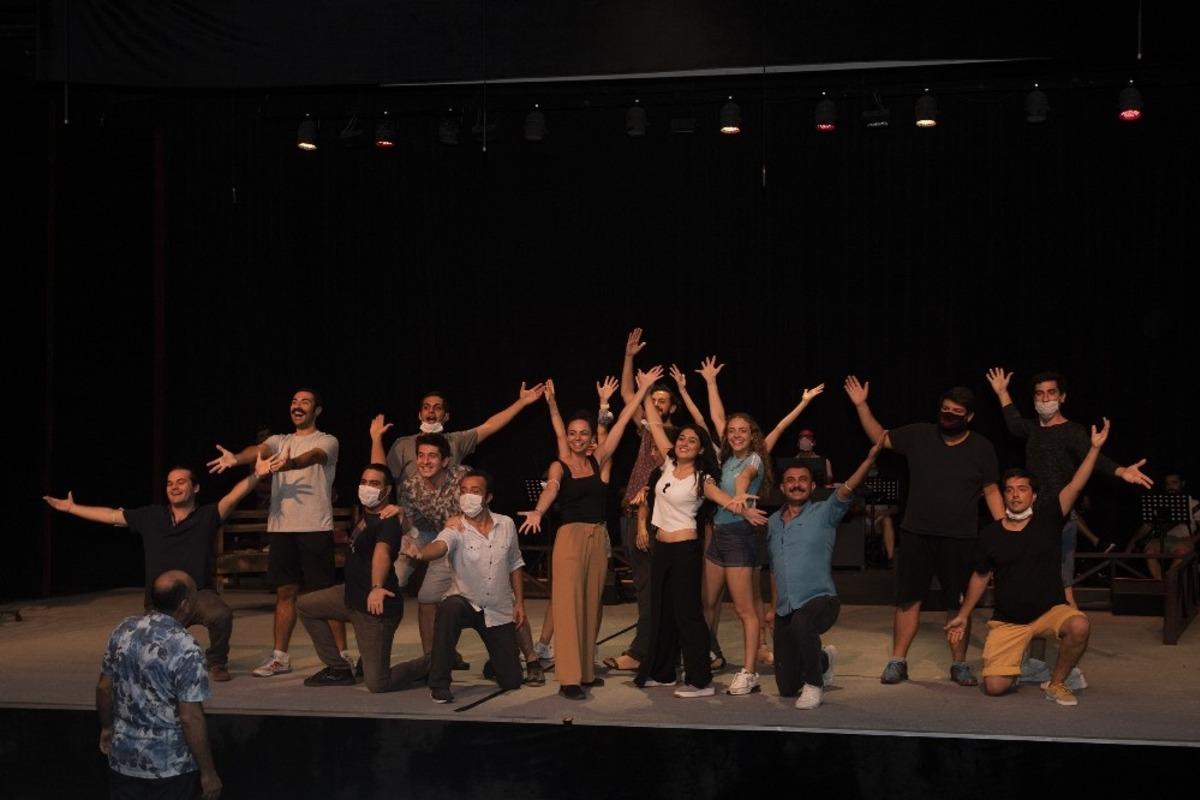 Mersin B&uuml;y&uuml;kşehir Belediyesi Şehir Tiyatrosu 3 &ouml;d&uuml;l birden aldı