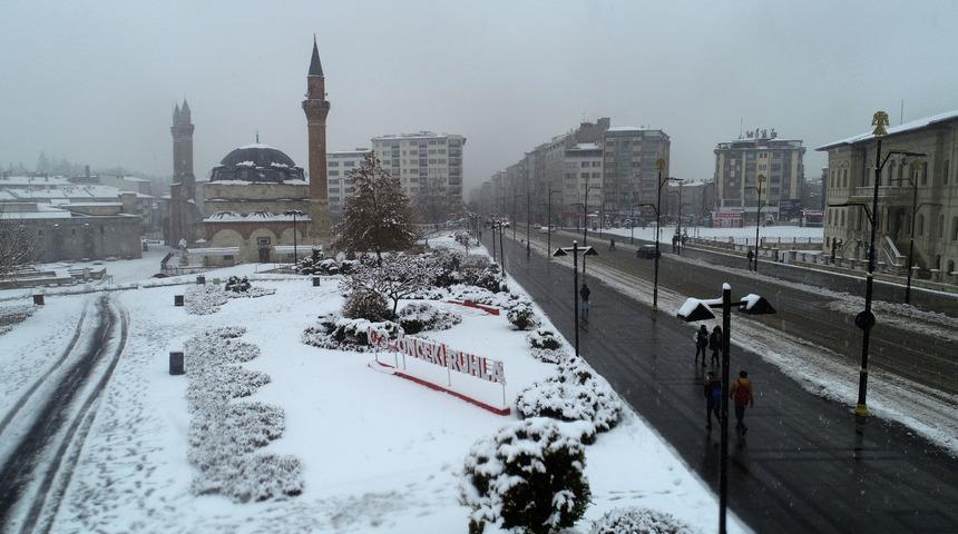 Sivas'ta kar  yağışı! Kent bembeyaz oldu